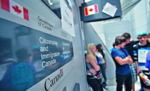 Oficiales canadienses comenten errores que terminan pagando los inmigrantes